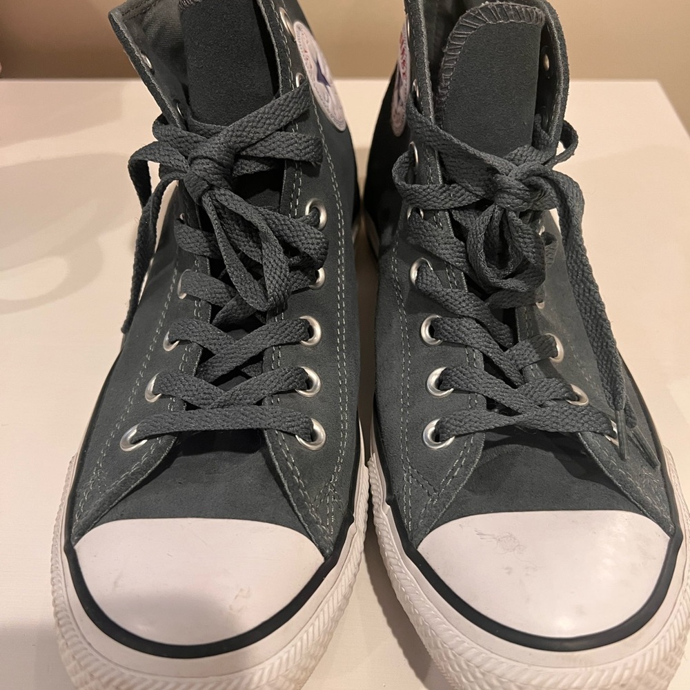 Chuck Taylor Converse All Star Top Sneakers Grey
Size- 10.5 women, 8.5 men